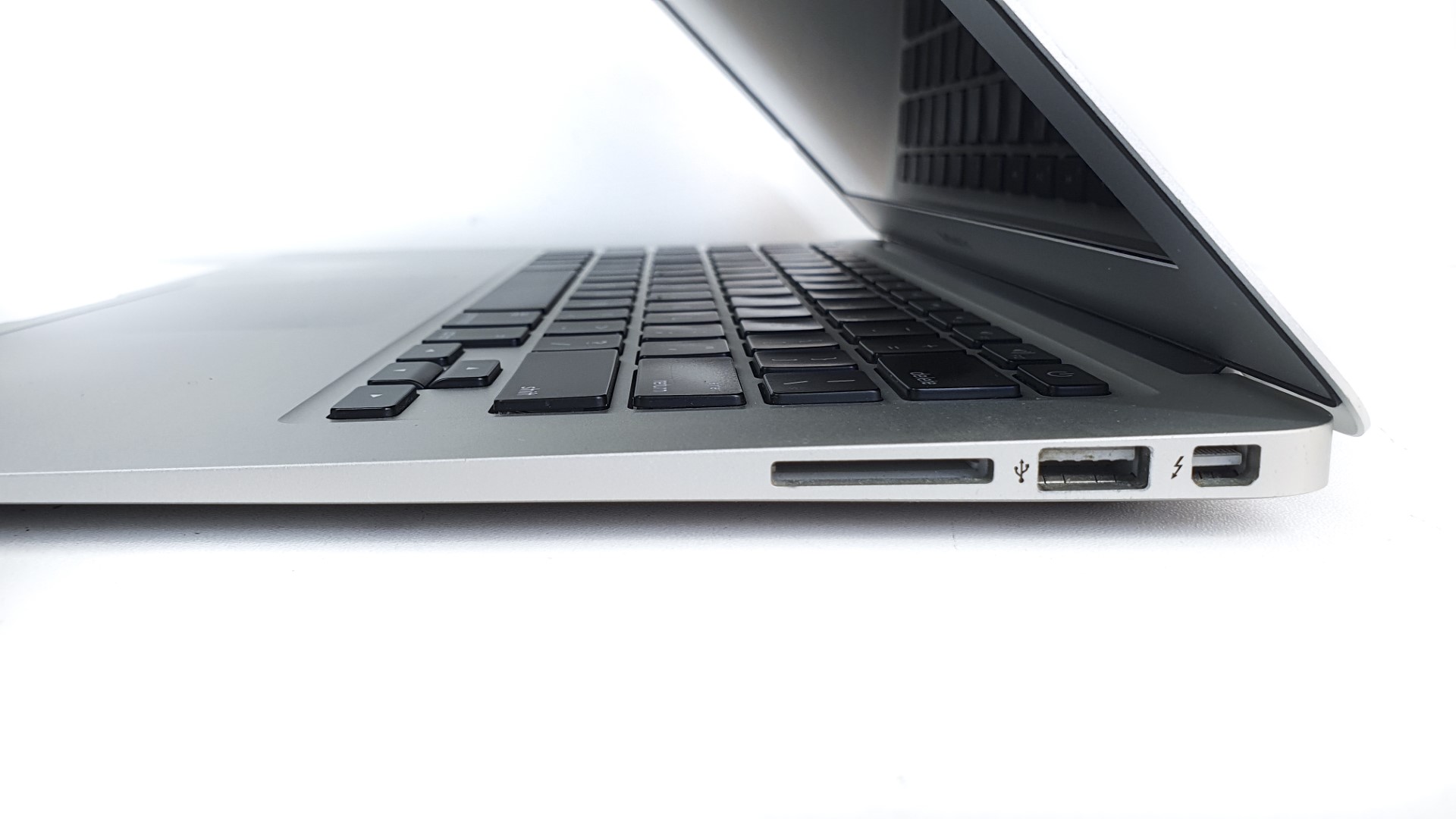 Apple MacBook Air(13-inch,Mid 2012) A1466 英字キーボード CPU: Core i5 3427U 1.8  GHz/メモリ:4GB/SSD128GB/13.3インチ液晶 中古ノートパソコンが激安販売中！ 中古パソコン市場