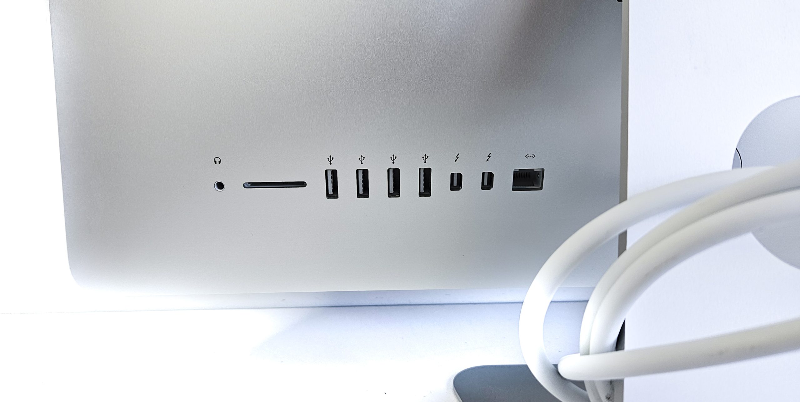 Apple iMac 21.5-inch Late 2013 with Apple accessories