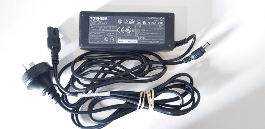 GENUINE TOSHIBA CHARGER 15V 4A